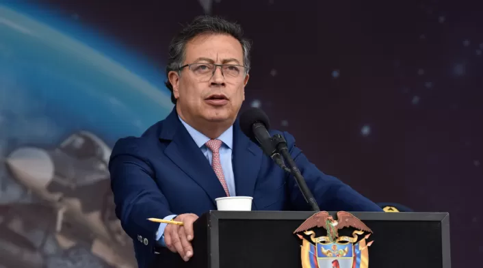 Gustavo Petro, presidente de Colombia Tensiones en elección de magistrado en la Corte Constitucional: Presidente Gustavo Petro responde a acusaciones de fraude en el Senado.