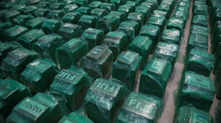 Incautación de cocaína en España Confiscan 13 toneladas de cocaína camufladas entre bananas procedentes de Ecuador en el puerto de Algeciras. Colaboración entre Policía española y ecuatoriana.