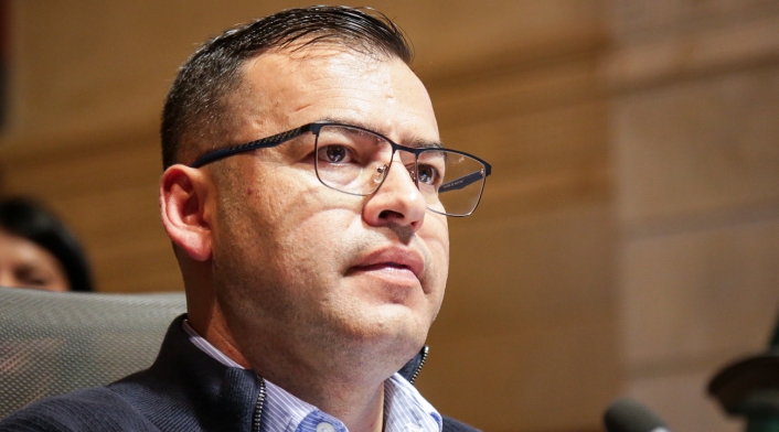 Jaime Raúl Salamanca, presidente para la Cámara de Representantes Enfrentamiento verbal en la Cámara de Representantes por proyecto de mesada 14 para maestros de Colombia. Representante regala 'conejo de peluche' al presidente de la corporación.