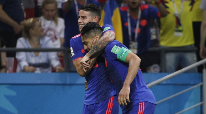 James Rodríguez y Falcao García James Rodríguez felicita a Falcao García por récord goleador histórico en la selección Colombia.