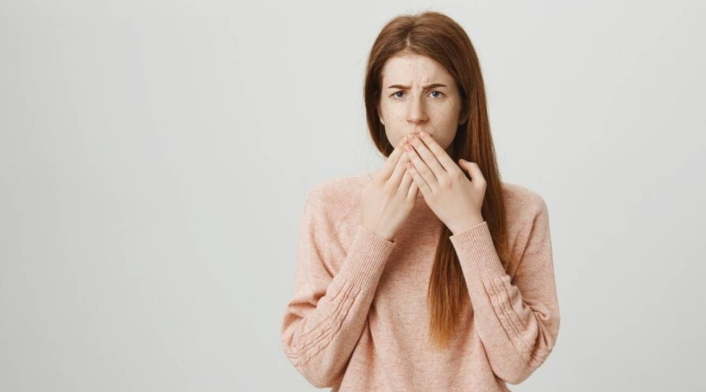 Mal aliento El mal aliento, conocido como halitosis, puede afectar a cualquiera. Descubre cómo las resinas dentales no causan este problema, según experta.