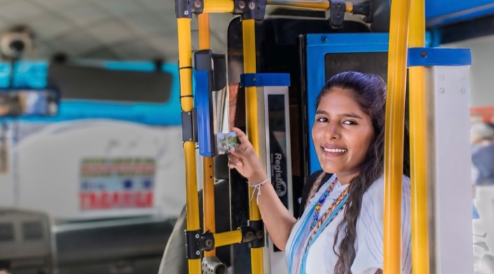 SETP Santa Marta Usuaria haciendo pago electrónico en buses SETP Santa Marta