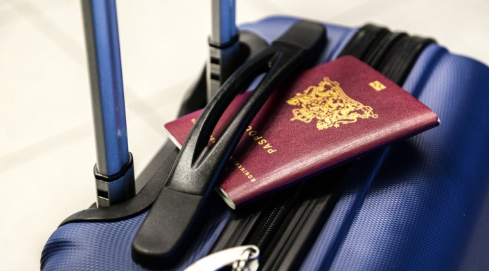 Pasaporte y maleta de viaje Pasaporte y maleta de viaje