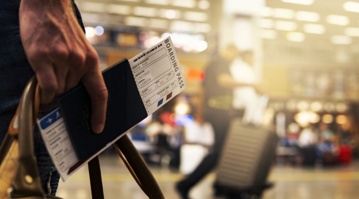 Pasaporte y tiquete aéreo Pasaporte y tiquete aéreo