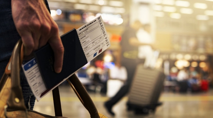 Pasaporte y tiquete aéreo Pasaporte y tiquete aéreo