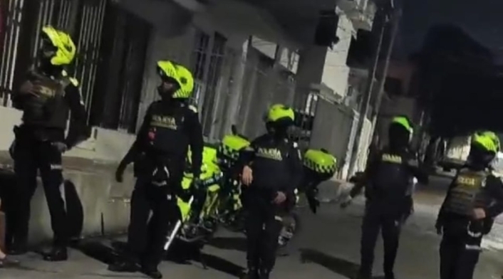 Policías llegando al lugar de la masacre en Barranquilla Policías llegando al lugar de la masacre en Barranquilla