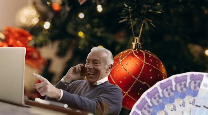 Prima de diciembre para pensionados Fondo de Navidad, adulto mayor celebrando y billetes