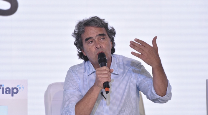 Sergio Fajardo Sergio Fajardo advierte sobre impacto de reelección de Trump en América Latina y Colombia.
