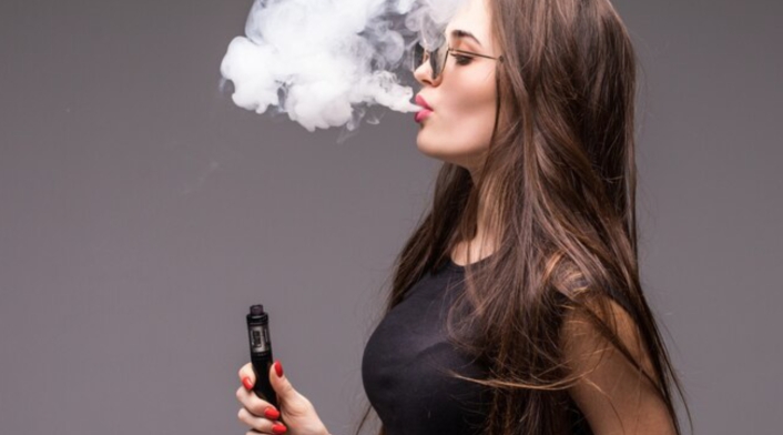Vapeador Proyecto liderado por concejal Rolando González busca frenar venta de vapeadores a menores en Bogotá para prevenir riesgos de salud pública.