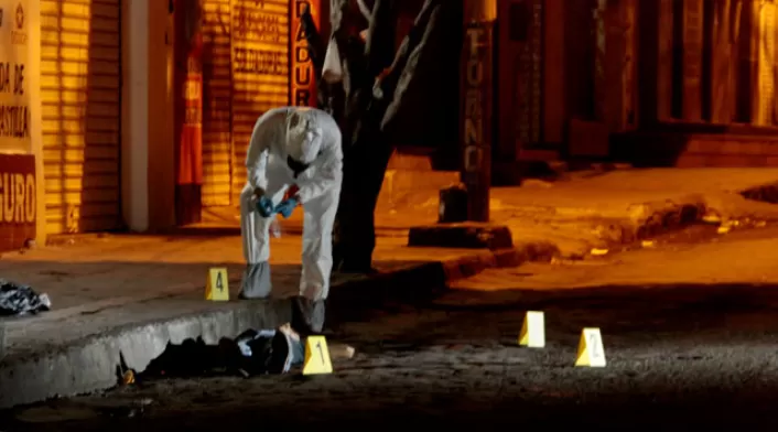 El segundo hecho violento ocurrió en la madrugada de este domingo 1 de diciembre, alrededor de las 5:00 a.m., en la calle 24 con avenida 3 del barrio San Rafael, donde fueron asesinadas dos personas. De acuerdo con el informe de las autoridades, dos hombres que se movilizaban en una motocicleta llegaron al lugar donde estaban las víctimas y les dispararon en repetidas ocasiones. Aunque inicialmente resultaron heridos, ambos fallecieron posteriormente en el hospital. En la última semana, se han registrado