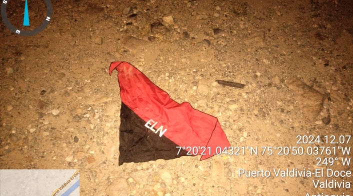 Una pañoleta del ELN en la zona donde ocurrió el ataque, en Valdivia (Antioquia) Una pañoleta del ELN en la zona donde ocurrió el ataque, en Valdivia (Antioquia)