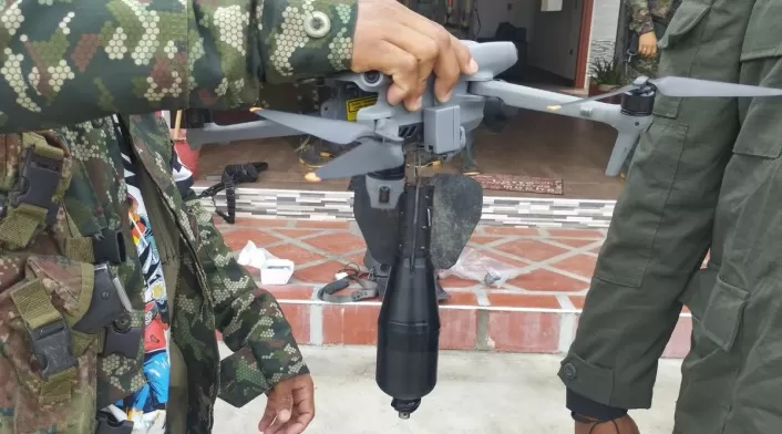 Las disidencias de las farc lanzaron cargas explosivas contra militares que realizan un puesto de control