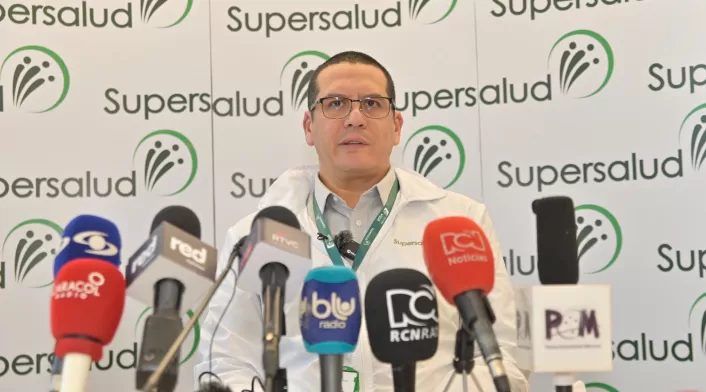 El Superintendente Nacional de Salud, Giovanny Rubiano García, presenta su renuncia al Presidente Gustavo Petro Urrego, poniendo fin a su gestión en medio de polémicas y crisis en el sistema de salud. El Superintendente Nacional de Salud, Giovanny Rubiano García, presenta su renuncia al Presidente Gustavo Petro Urrego, poniendo fin a su gestión en medio de polémicas y crisis en el sistema de salud.