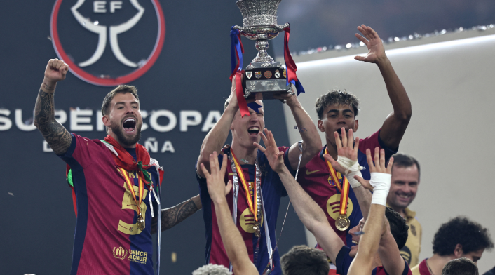 Barcelona goleó al Real Madrid y se coronó campeón de la Supercopa de España Barcelona goleó al Real Madrid y se coronó campeón de la Supercopa de España