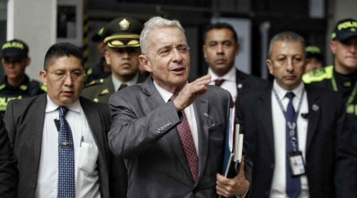 Álvaro Uribe Vélez Álvaro Uribe Vélez