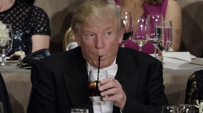 El presidente Donald Trump, quien ordenó regreso de pitillos de plástico en EE.UU.