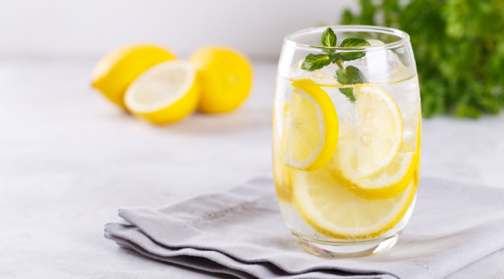 ¿Tomar agua caliente con limón tiene beneficios para la salud? Esto dicen los expertos ¿Tomar agua caliente con limón tiene beneficios para la salud? Esto dicen los expertos