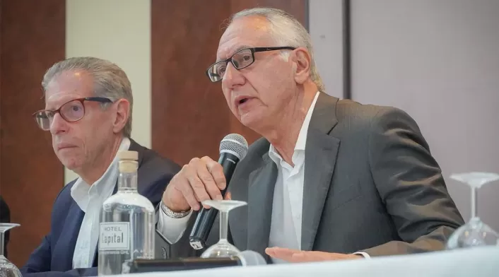Ministro de Salud advierte sobre dependencia de importación de medicamentos en Colombia, busca fortalecer industria nacional. Ministro de Salud advierte sobre dependencia de importación de medicamentos en Colombia, busca fortalecer industria nacional.