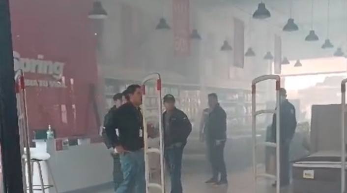 Fuga del sistema contra incendios en un local del centro comercial Outlet Factory | Bogotá | Febrero 2025 Fuga del sistema contra incendios en un local del centro comercial Outlet Factory | Bogotá | Febrero 2025