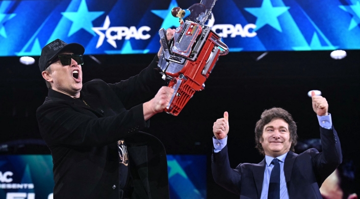 Javier Milei le regaló motosierra a Elon Musk