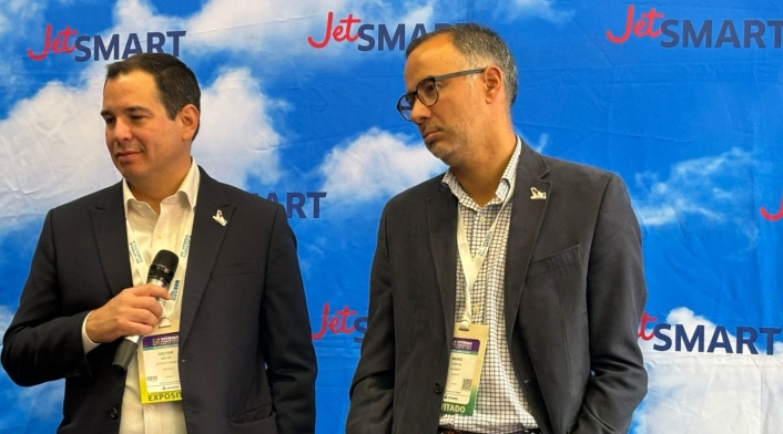 Derecha - izquierda: Víctor Mejía - Mario García JetSmart Derecha - izquierda: Víctor Mejía - Mario García JetSmart