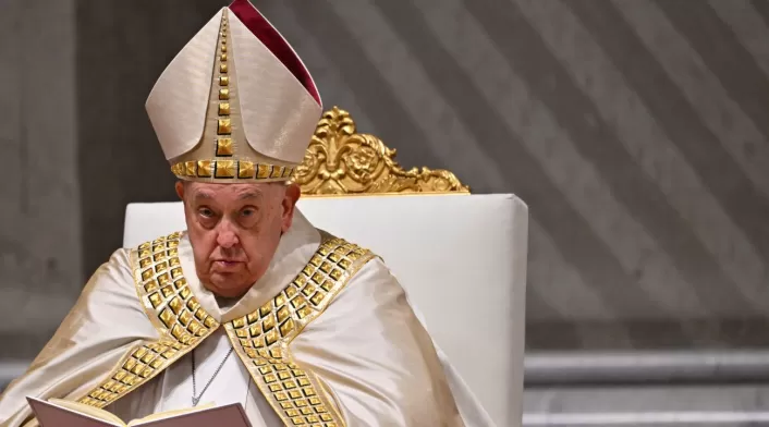 Papa Francisco sigue hospitalizado