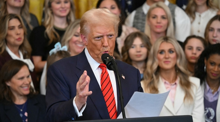 El presidente Donald Trump, quien prohibió atletas transgénero en deportes femeninos El presidente Donald Trump, quien prohibió atletas transgénero en deportes femeninos
