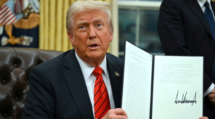 Trump firma aranceles del 25 % a las importaciones de aluminio y acero Trump firma aranceles del 25 % a las importaciones de aluminio y acero