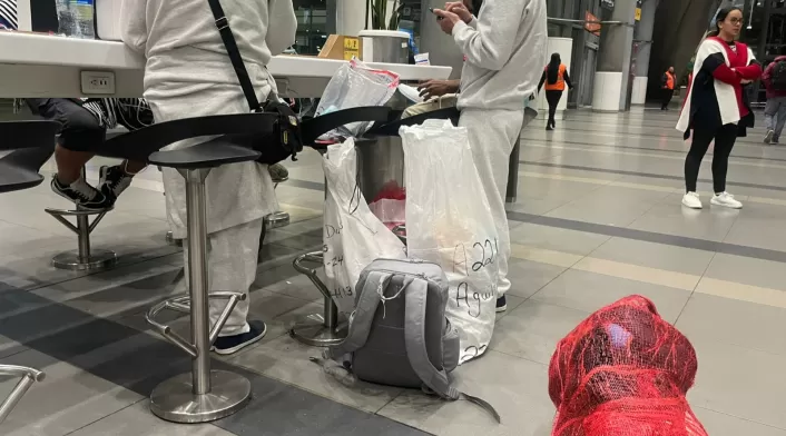 Deportados llegan con uniforme de centros de detención en EEUU y bolsas con pertenencias