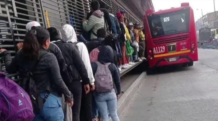 Filas para colarse en Transmilenio l Bogotá l Febrero 2025 Filas para colarse en Transmilenio l Bogotá l Febrero 2025