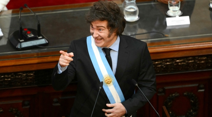 Gobierno Milei implementaría botón para silenciar a periodistas