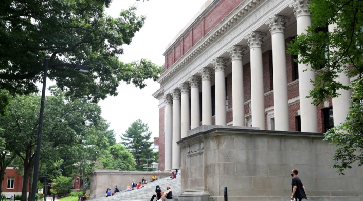 Harvard congela contrataciones en respuesta a las políticas de Trump Harvard congela contrataciones en respuesta a las políticas de Trump