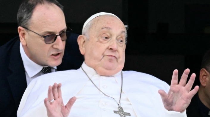El papa Francisco enfrentó momentos críticos durante su hospitalización, pero su equipo médico logró estabilizarlo tras aplicar todos los tratamientos posibles. El papa Francisco enfrentó momentos críticos durante su hospitalización, pero su equipo médico logró estabilizarlo tras aplicar todos los tratamientos posibles.