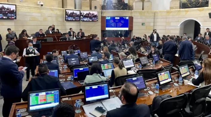 Senado restringe acceso a votación de reforma laboral Senado restringe acceso a votación de reforma laboral