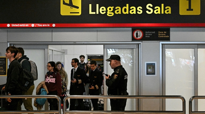 Viajeros llegando al aeropuerto de Barajas, en Madrid Viajeros llegando al aeropuerto de Barajas, en Madrid