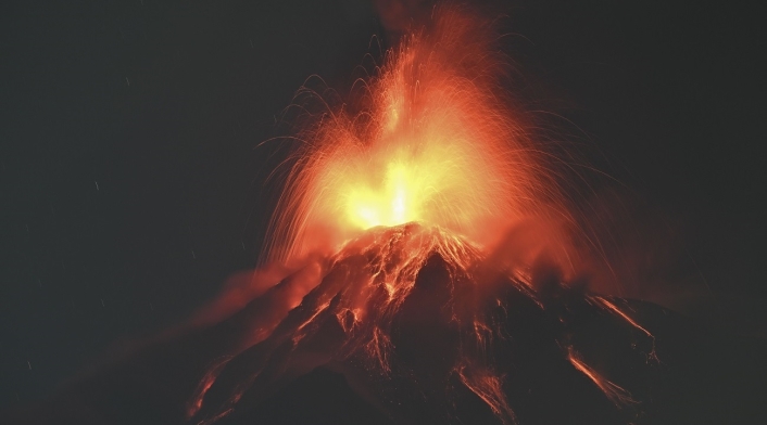 Volcán de Fuego entra en erupción en Guatemala el 10 de marzo de 2025