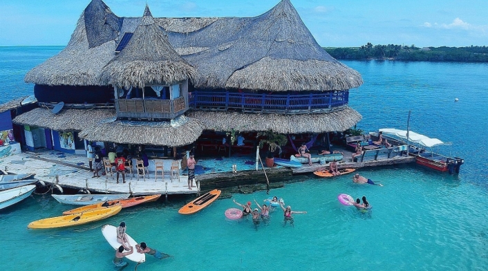 Casa en el agua, archipiélago de San Bernardo Casa en el agua, archipiélago de San Bernardo