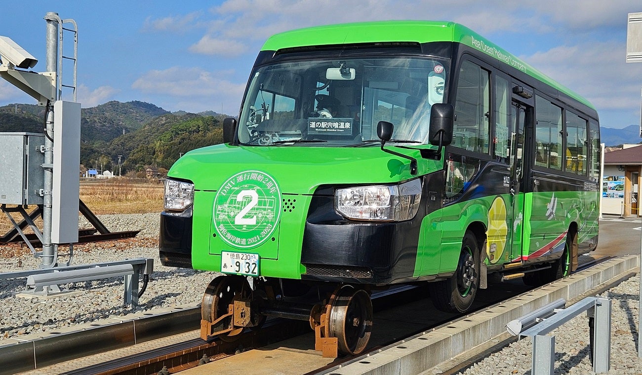 Este bus-tren en Japón es la envidia del transporte bogotano Este bus-tren en Japón es la envidia del transporte bogotano