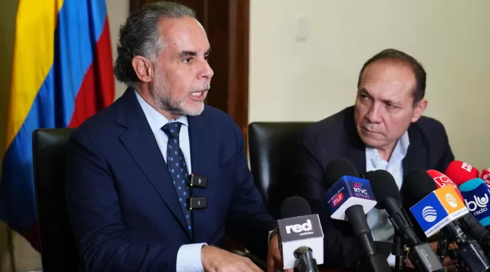 Ministro del Interior, Armando Benedetti y ministros de Trabajo, Antonio Sanguino.