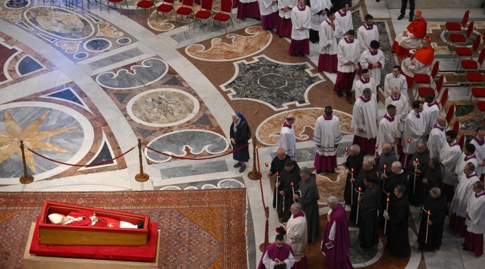 Monja amiga del papa Francisco lloró frente al féretro Monja amiga del papa Francisco lloró frente al féretro