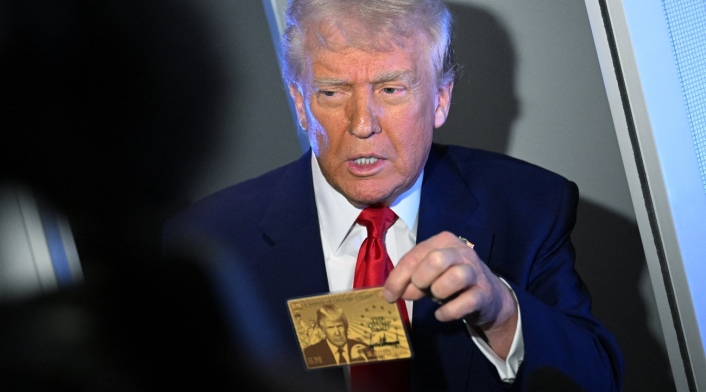 Trump mostró "visa dorada" para comprar residencia en EE.UU. Trump mostró "visa dorada" para comprar residencia en EE.UU.