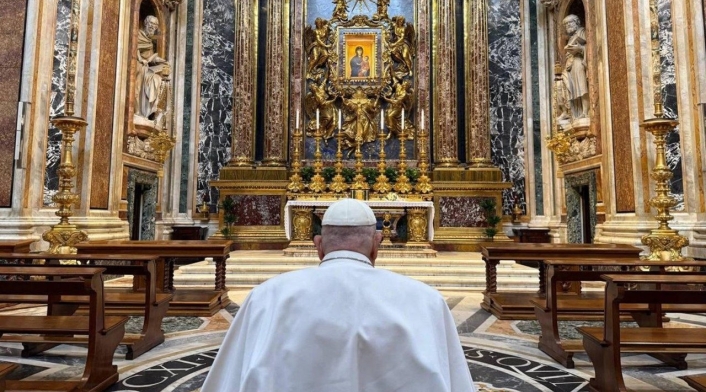 El Papa Francisco rezó ante la Virgen Salus Populi Romani antes del Domingo de Ramos.