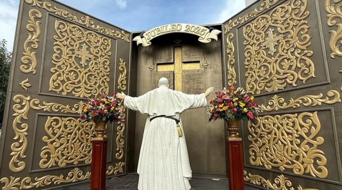 Monumento en tamaño real del Papa Francisco en la iglesia La Natividad de Valledupar.