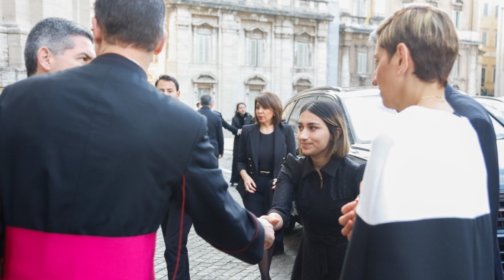 Laura Sarabia y Verónica Alcocer en El Vaticano.
