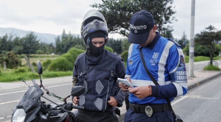 Agente de tránsito poniendo una infracción Agente de tránsito poniendo una infracción