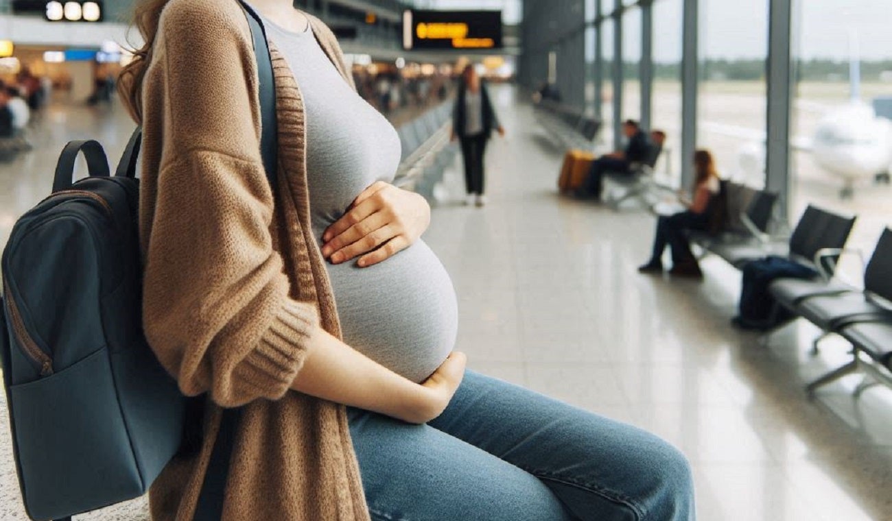 embarazada_esperando_vuelo_en_aeropuerto.jpg.webp?VersionId=IG1bqfkk66