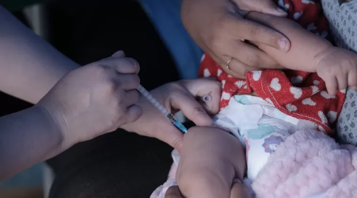 Vacunación de bebé en Bogotá