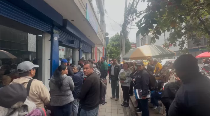 Filas de usuarios en el barrio Restrepo