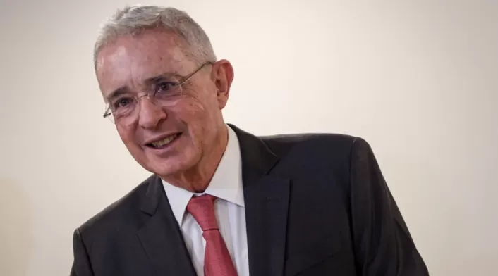 Testigos clave declaran en juicio contra Álvaro Uribe Vélez por soborno y fraude: El Tuso Sierra y Germán Gómez testimonian. Testigos clave declaran en juicio contra Álvaro Uribe Vélez por soborno y fraude: El Tuso Sierra y Germán Gómez testimonian.