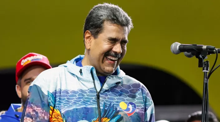 Nicolás Maduro sonríe en cierre de campaña del PSUV previo a elecciones del 25M en Caracas.